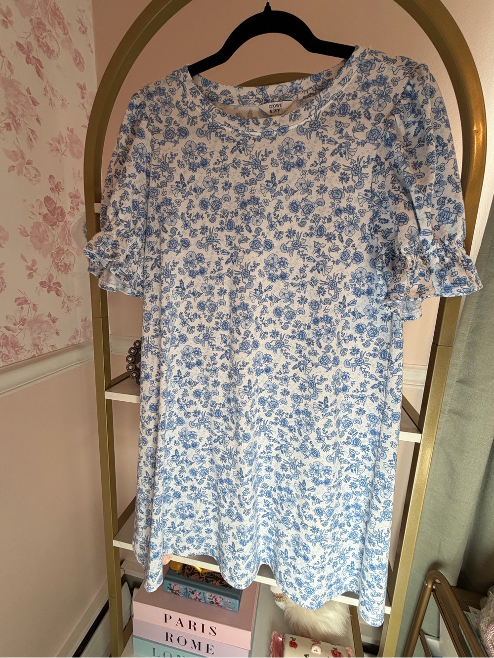 crown & ivy Blue and White Floral Ruffle Sleeve Tunic